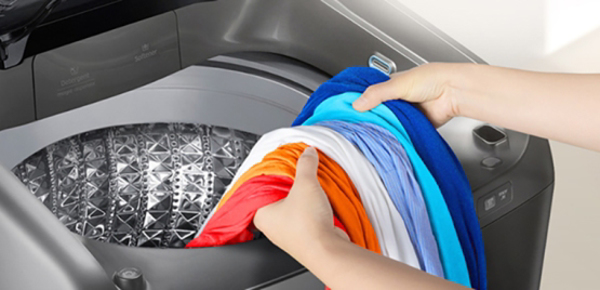 Lưu ý để quần áo không bị đóng cặn xà phòng khi giặt máy